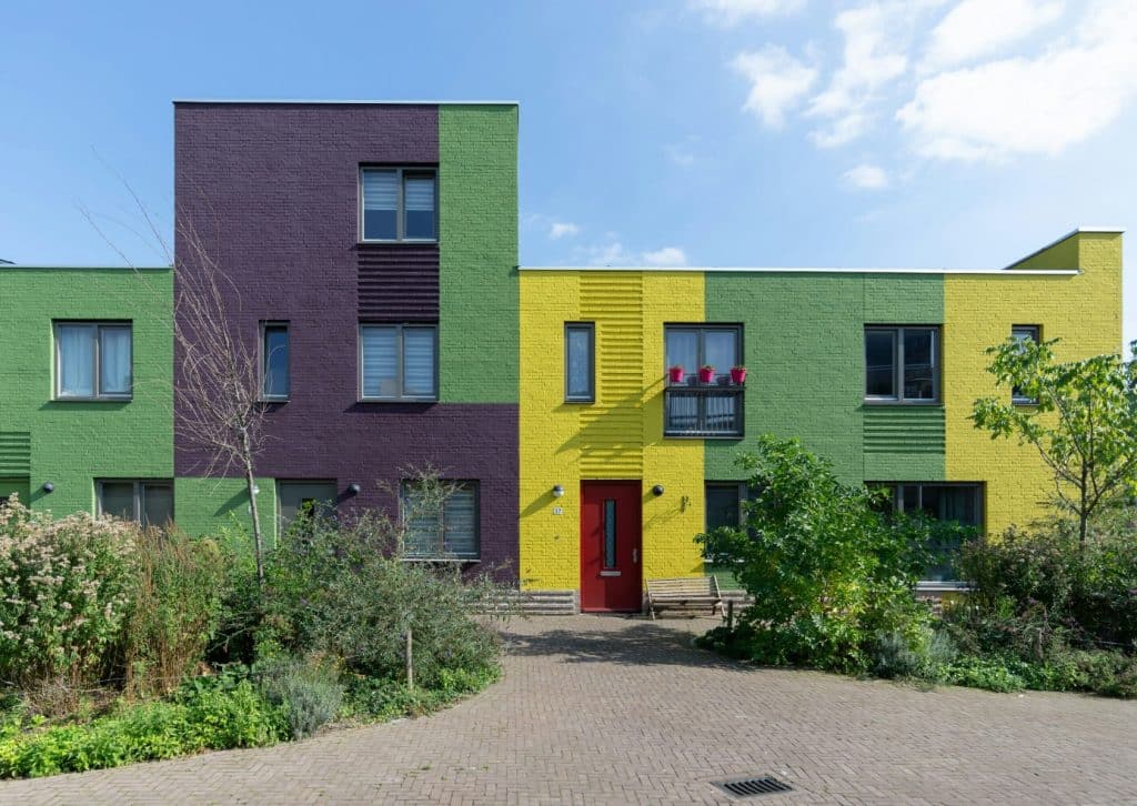 Kleurrijke rijwoningen in groen, paars en geel in Woensel-West