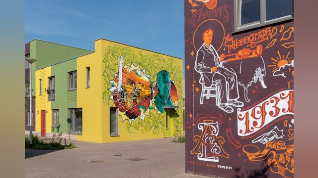 Muurschilderingen op woningen in Woensel-West, met een portret van Thomas Edison