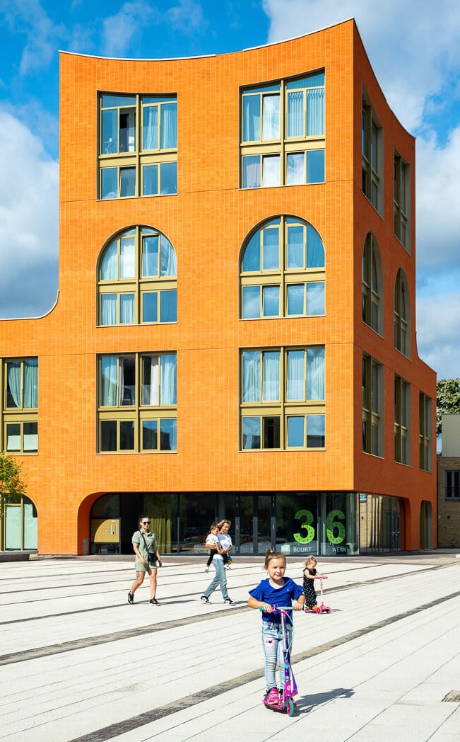 Buurtwerkkamer 360 aan het Celsiusplein met spelende kinderen op het plein