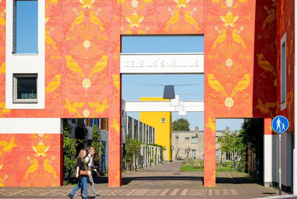 De poort Celsius Snellius met rood-gele gevelprint in Woensel-West