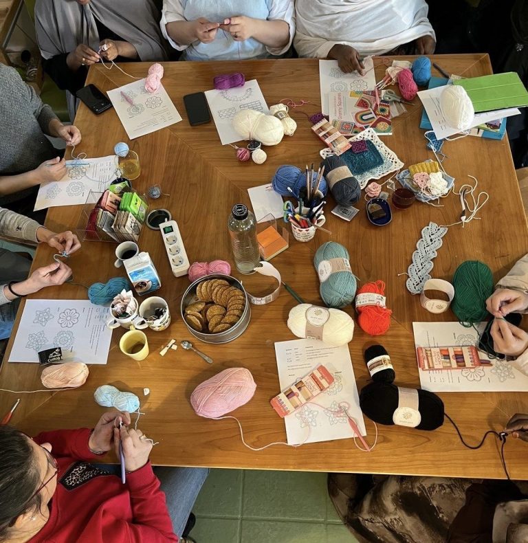 Deelnemers aan de FashionKLUP aan het werk
