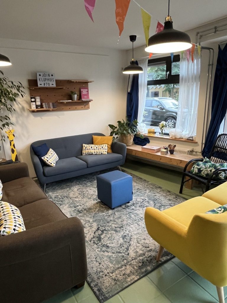 De woonkamer van KLUPhuis 70