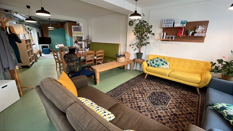 De woonkamer van KLUPhuis 70