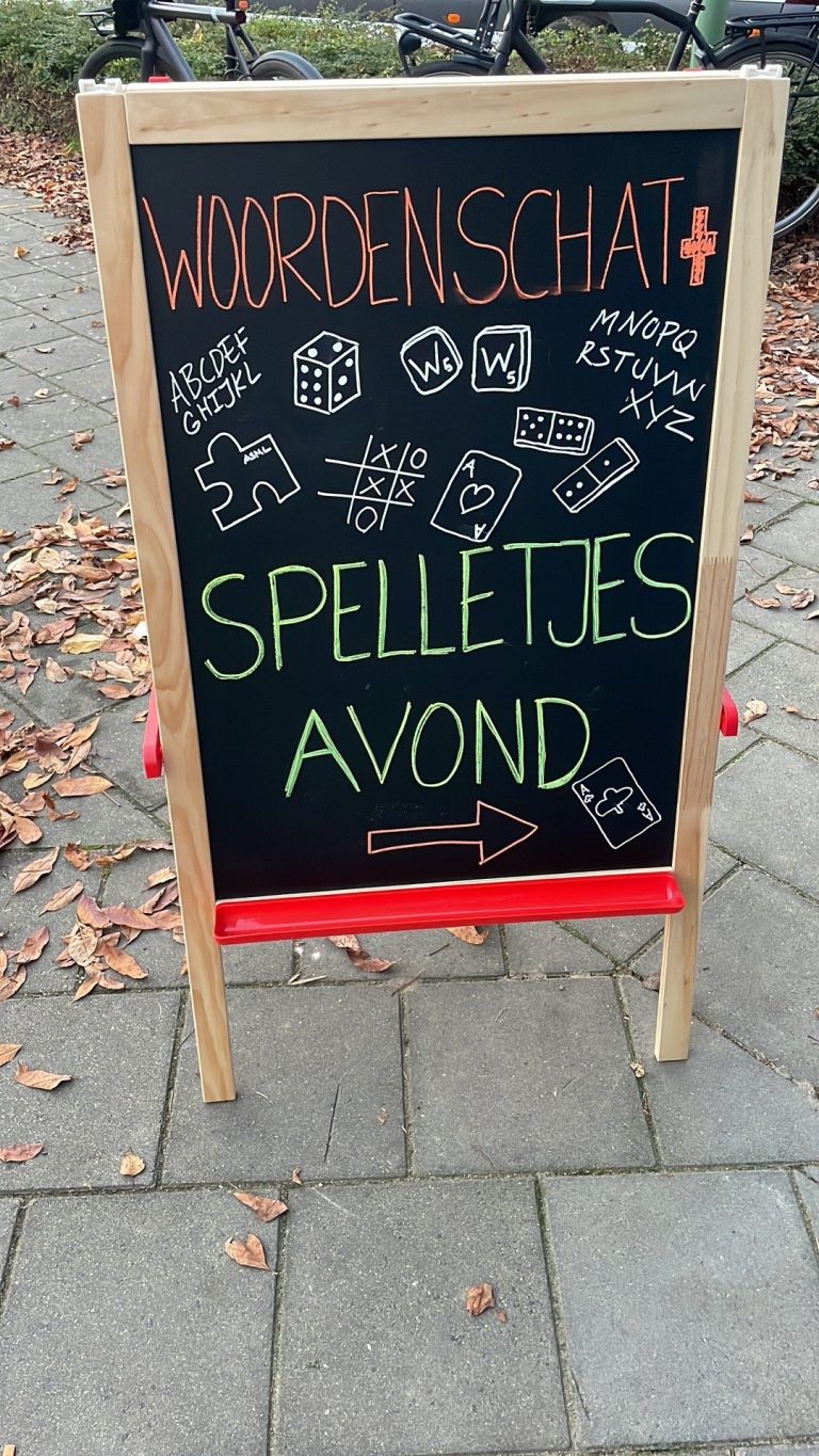 Krijtbord met aankondiging van de spelletjesavond