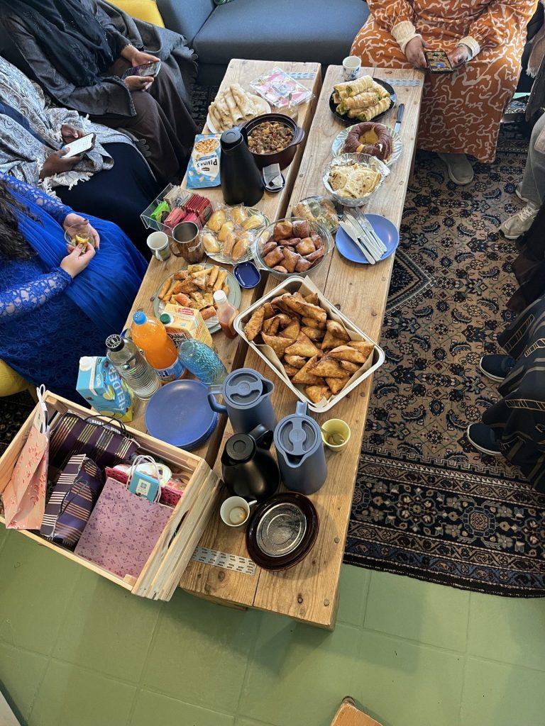 Gedekte tafel bij de ThuisKLUP tijdens het Offerfeest